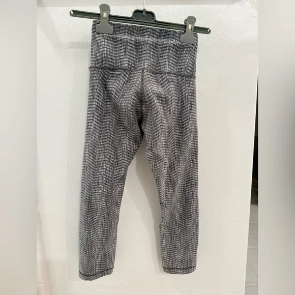 lululemon athletica Gray and White Textured Leggings - Picture 4 of 6
